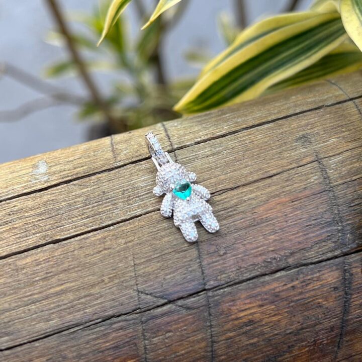 PINGENTE MENINA CRAVEJADA -  PRATA 925