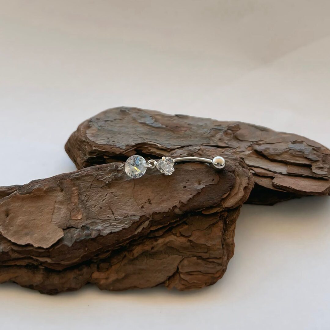 15295918163-whatsapp-image-2024-08-16-at-12-19-00.jpeg PIERCING UMBIGO CORAÇÃO CRAVEJADO - PRATA 925