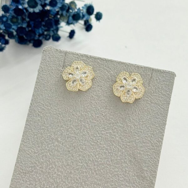 BRINCO FLOR - FOLHEADO OURO 18K
