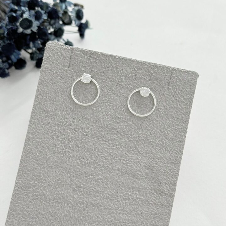 15366267980-whatsapp-image-2025-07-31-at-08-16-38.jpeg BRINCO CÍRCULO COM ZIRCÔNIA - PRATA 925