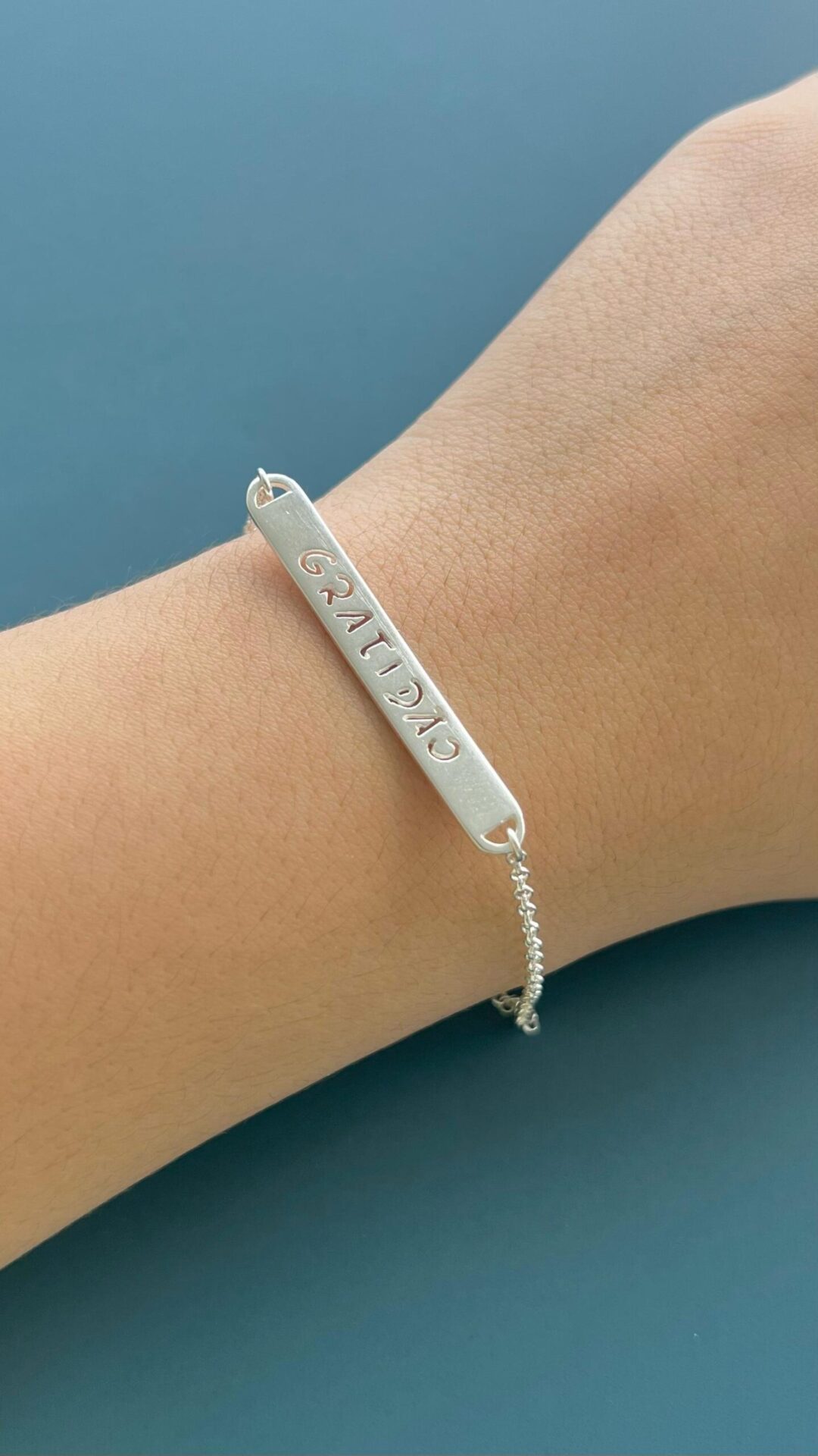 15250370906-whatsapp-image-2024-02-07-at-11-04-22-1.jpeg PULSEIRA PLAQUINHA GRATIDÃO - PRATA 925