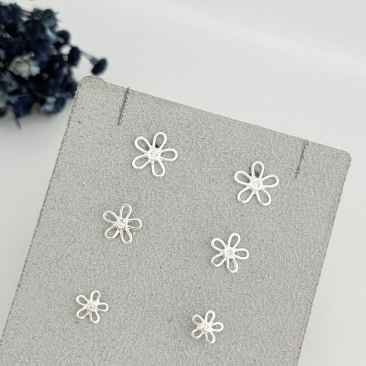 15373463141-whatsapp-image-2025-09-01-at-14-49-23.jpeg BRINCO FLOR - PRATA 925
