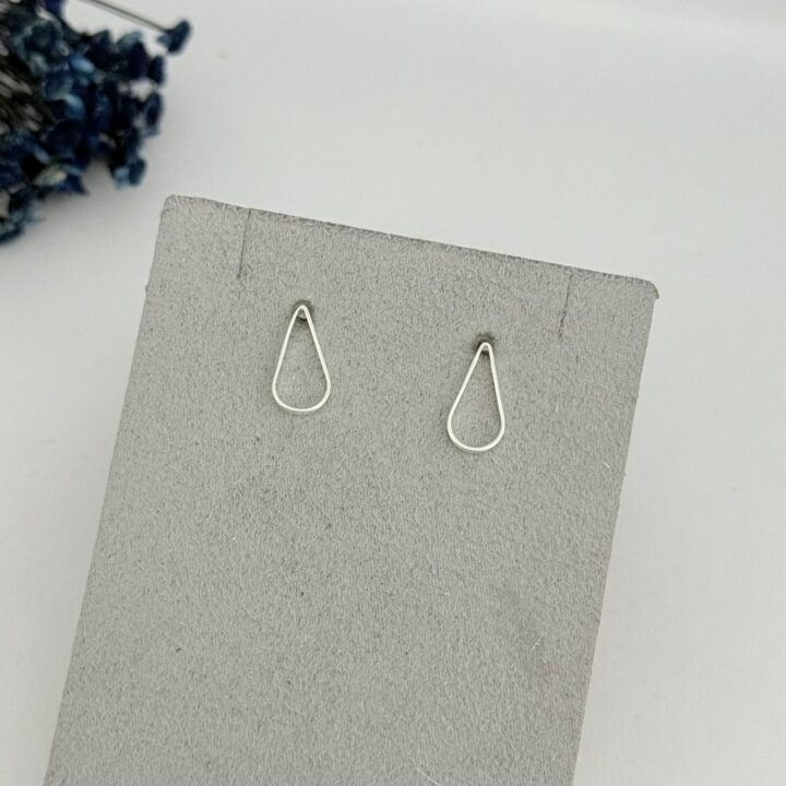 15373577894-whatsapp-image-2025-09-02-at-09-24-55.jpeg BRINCO GOTA VAZADA - PRATA 925