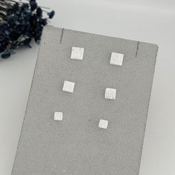 BRINCO QUADRADO CRAVEJADO - PRATA 925