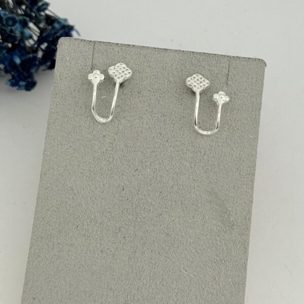 BRINCO FLOR CRAVEJADA - PRATA 925