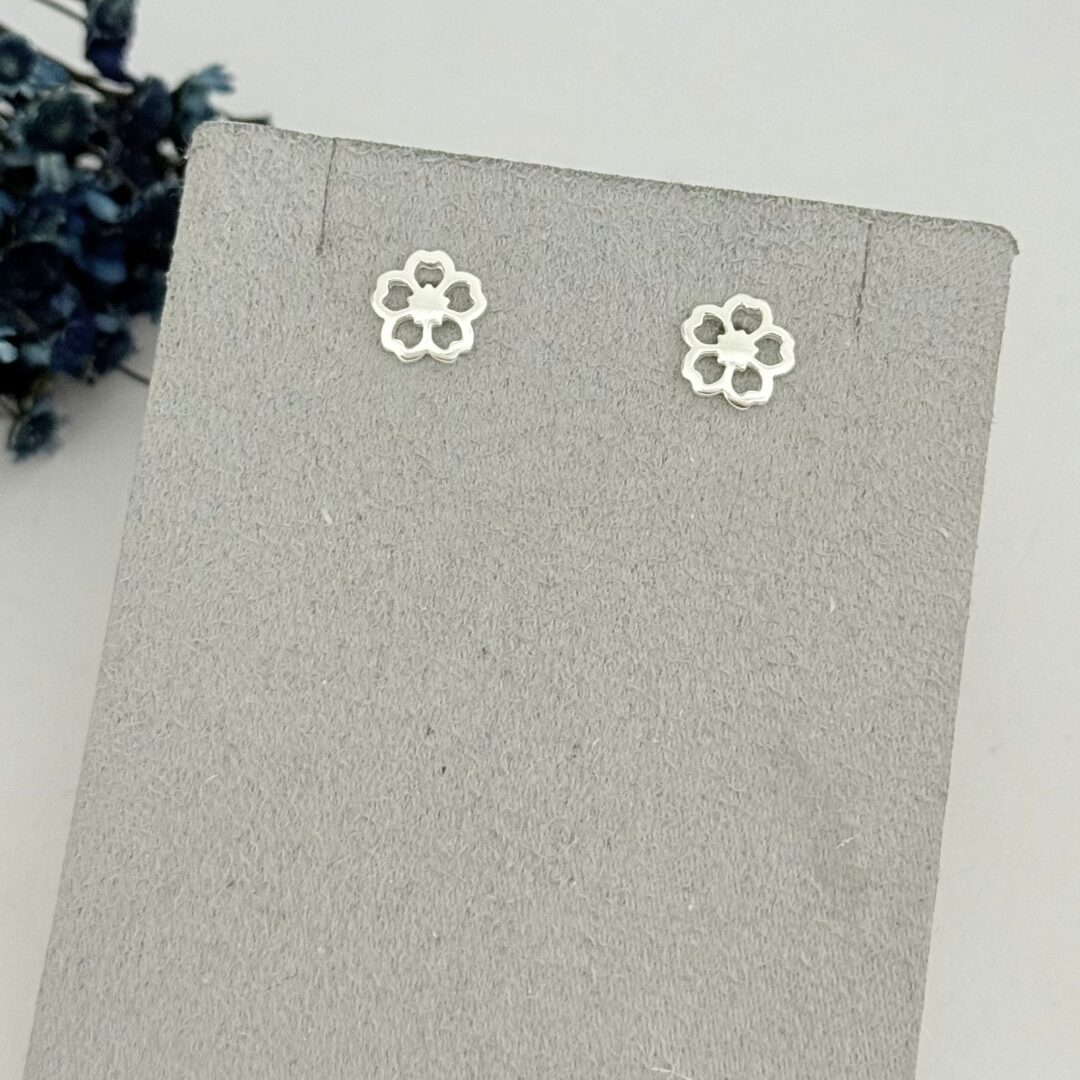 15374399813-whatsapp-image-2025-09-08-at-11-01-22.jpeg BRINCO FLOR - PRATA 925