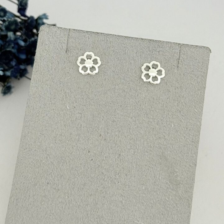 15374399813-whatsapp-image-2025-09-08-at-11-01-22.jpeg BRINCO FLOR - PRATA 925
