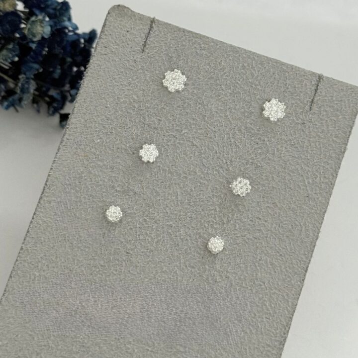 BRINCO FLOR CRAVEJADA - PRATA 925