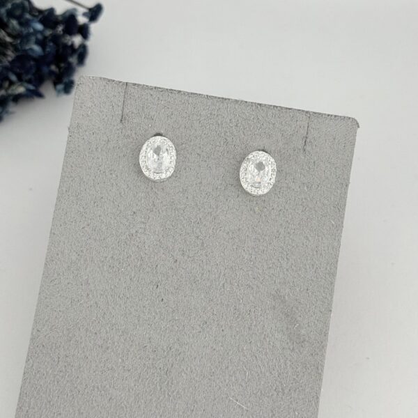 BRINCO OVAL ZIRCÔNIAS - PRATA 925