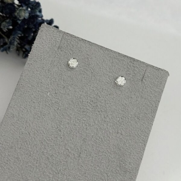 BRINCO FLOR CRAVEJADA - PRATA 925 - M