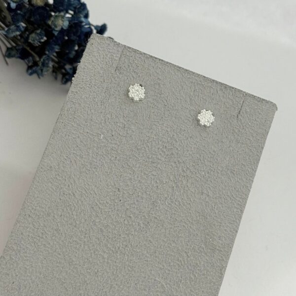 BRINCO FLOR CRAVEJADA - PRATA 925 - G