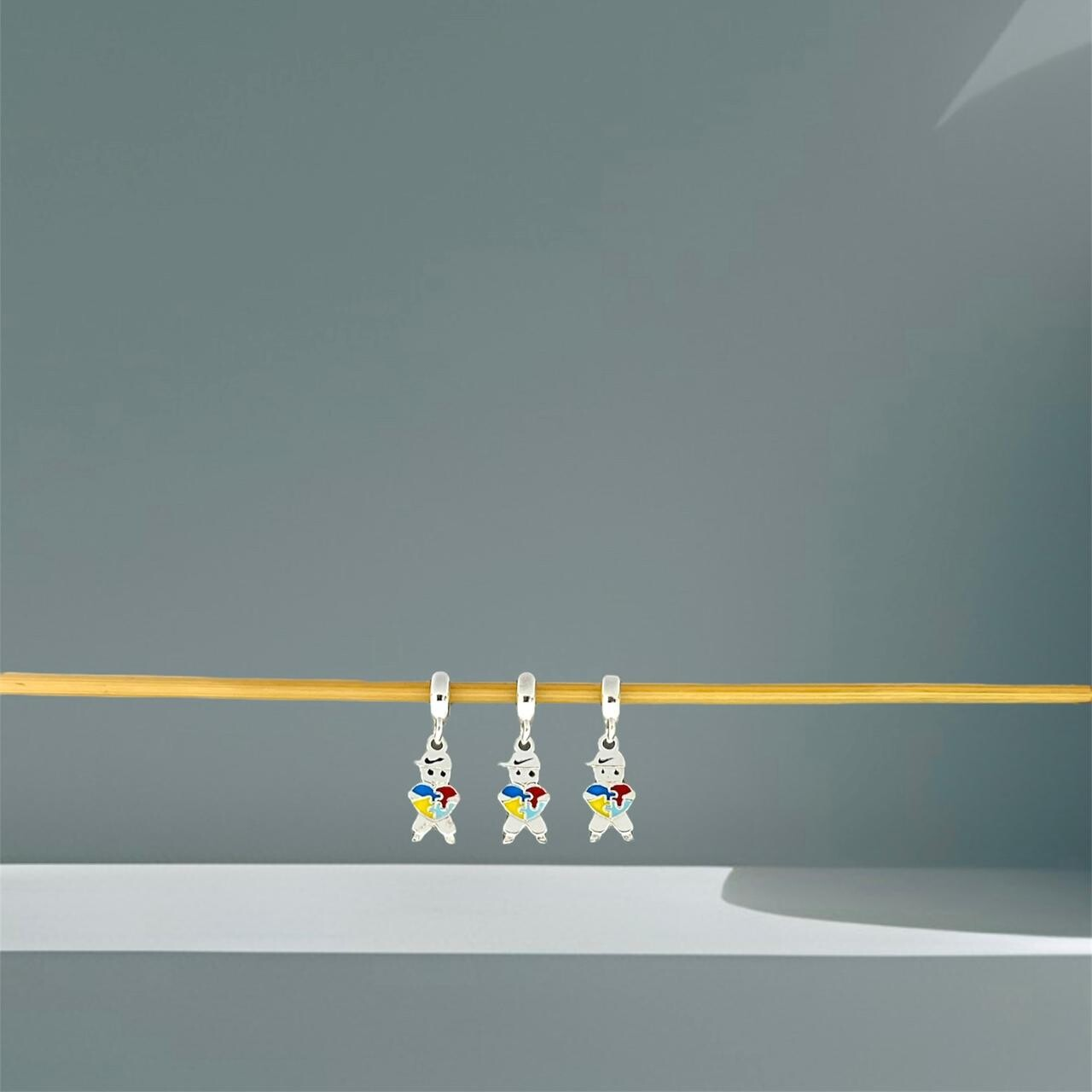 BERLOQUE MENINO SÍMBOLO DO AUTISMO / CORTE A LASER - PRATA 925