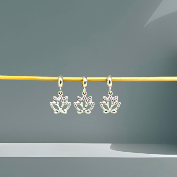 BERLOQUE FLOR DE LÓTUS COM ZIRCÔNIAS - PRATA 925