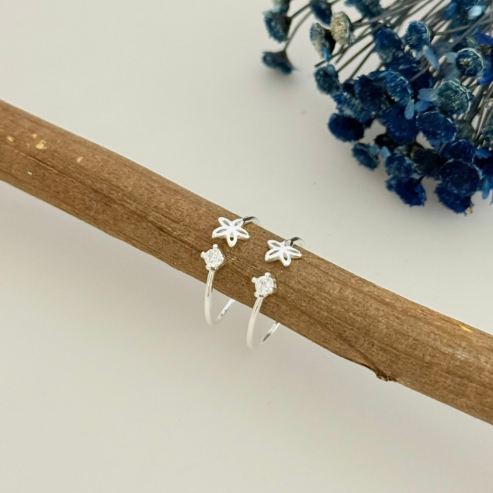 15395307549-whatsapp-image-2025-11-19-at-10-17-13-1.webp ANEL REGULÁVEL FLOR COM ZIRCÔNIA - PRATA 925