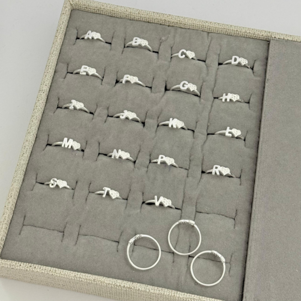 ANEL LETRA COM CORAÇÃO - PRATA 925