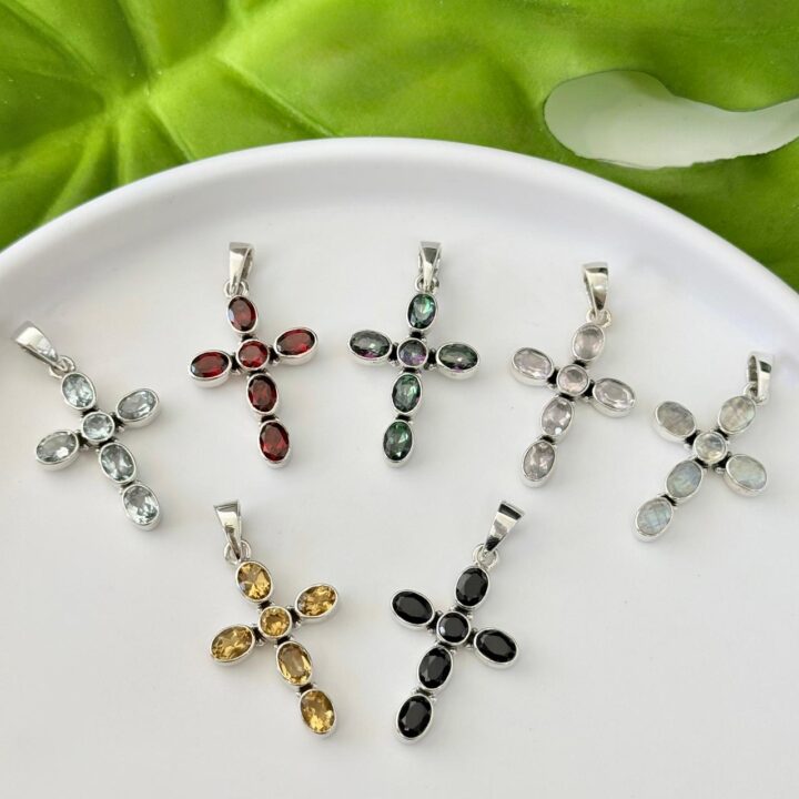 15446167518-whatsapp-image-2026-02-12-at-07-50-03.jpeg PINGENTE CRUCIFIXO / PEDRA NATURAL - PRATA BALI 925