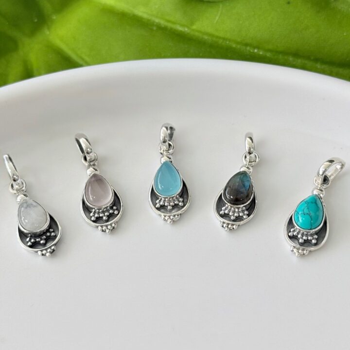 15447916639-whatsapp-image-2026-02-11-at-15-32-10.jpeg PINGENTE GOTA / PEDRA NATURAL - PRATA BALI 925