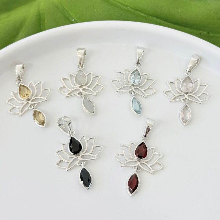 15457274302-whatsapp-image-2026-02-20-at-08-02-25.jpeg PINGENTE FLOR DE LÓTUS / PEDRA NATURAL - PRATA BALI 925