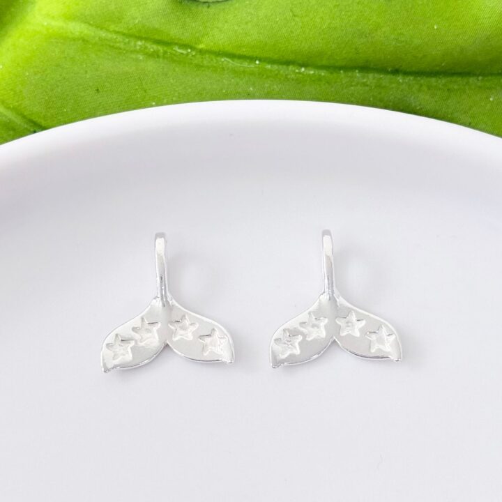 15460053525-whatsapp-image-2026-02-23-at-09-50-58-2-1.jpeg PINGENTE RABO DE BALEIA COM ESTRELAS - PRATA 925